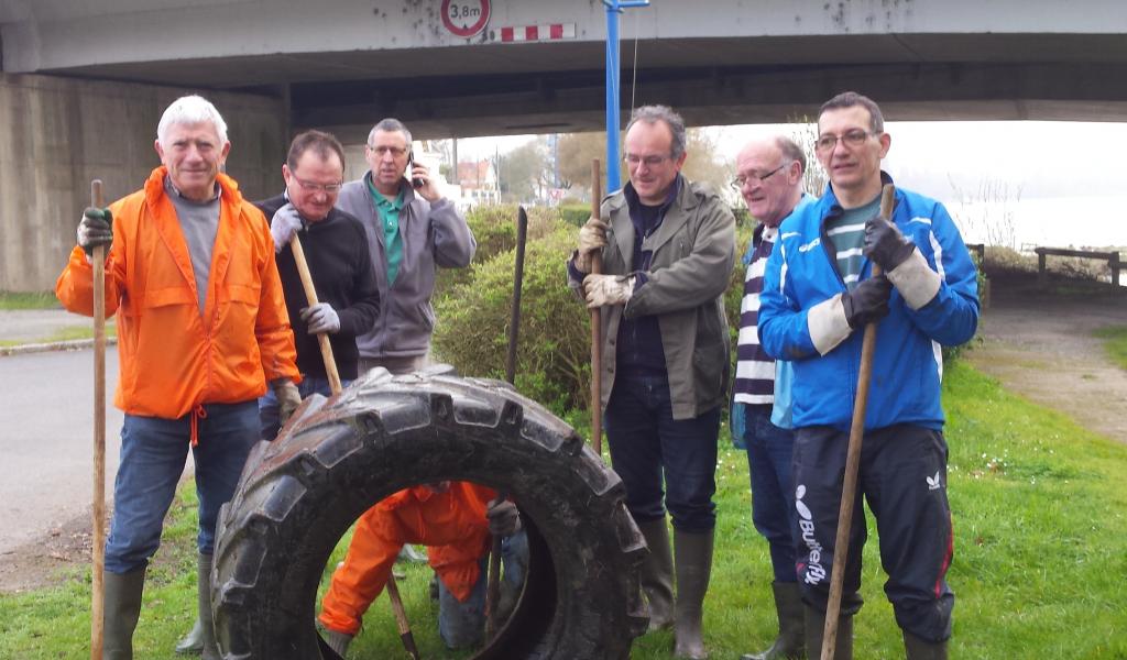 17e nettoyage des bords de loire aux sacs luceens